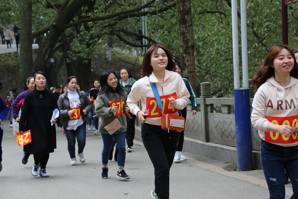 6巾帼展示亮丽风采.jpg